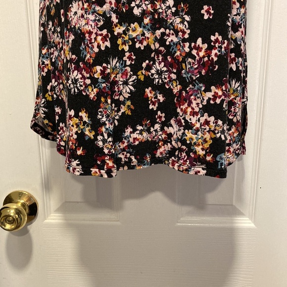 Maurices 24/7 - Sleeveless Black Floral V-Neck Curved Split Hem Tank Top - Sz S. - Picture 9 of 11